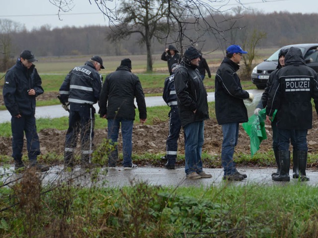 27. November 2012: Polizeibeamte suche...rt bei der Leutkirche nach Spuren ab.   | Foto: ulrike derndinger