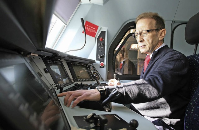 Gerhard Kupfer an seinem Arbeitsplatz im Lok-Fhrerhaus   | Foto: Bastian Henning