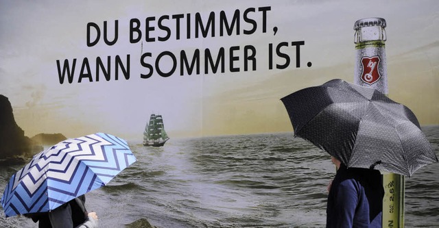 Werbeplakat am Emmendinger Bahnhof: Wann wird&#8217;s eigentlich Sommer?  | Foto: Siegfried Gollrad