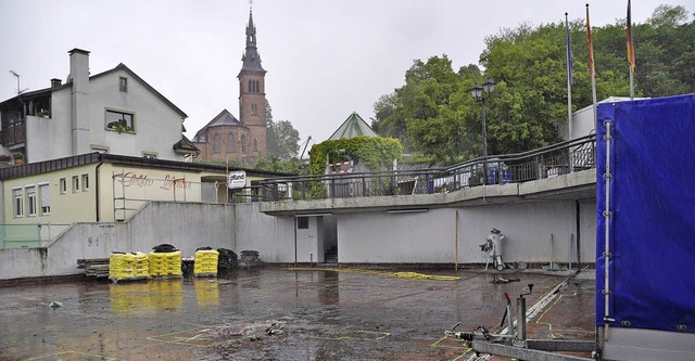 Die alte Asphaltschicht auf den Decks ...ierungsarbeiten laufen auf Hochtouren.  | Foto: Elisabeth Willers