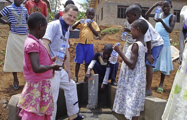 Florian Vgele baute Trinkwasserbrunne...ten das kstliche Nass gleich mal aus.  | Foto: privat