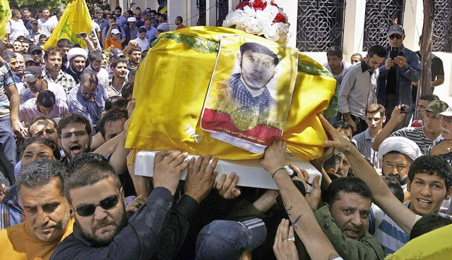 Die libanesische Hisbollah beerdigt ih...allenen Kmpfer. Es werden immer mehr.  | Foto: dpa/El-Gawhary