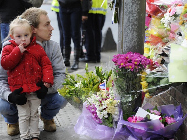 Londoner Brger erinnern mit Blumen an den am Mittwoch getteten Soldaten.   | Foto: dpa
