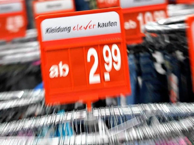 Billiger geht immer: Kleidung beim Discounter   | Foto: dpa (2)/Haufe Verlag