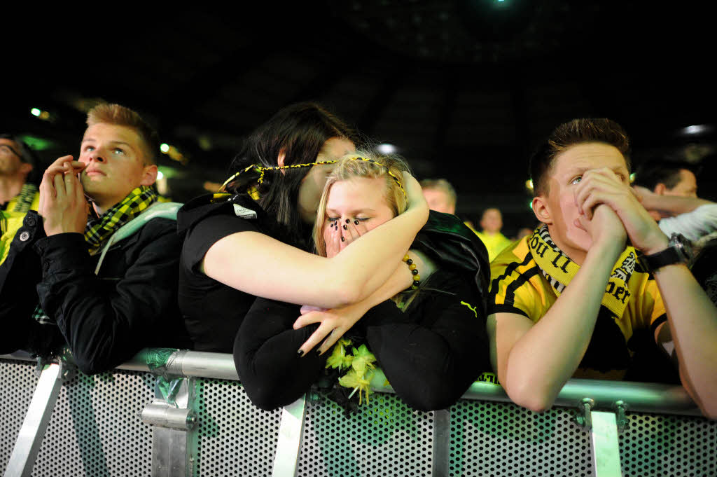 Trauer auf dem Friedensplatz in Dortmund. Bis zuletzt hatten die Fans dort an einen Sieg ihres BVB geglaubt