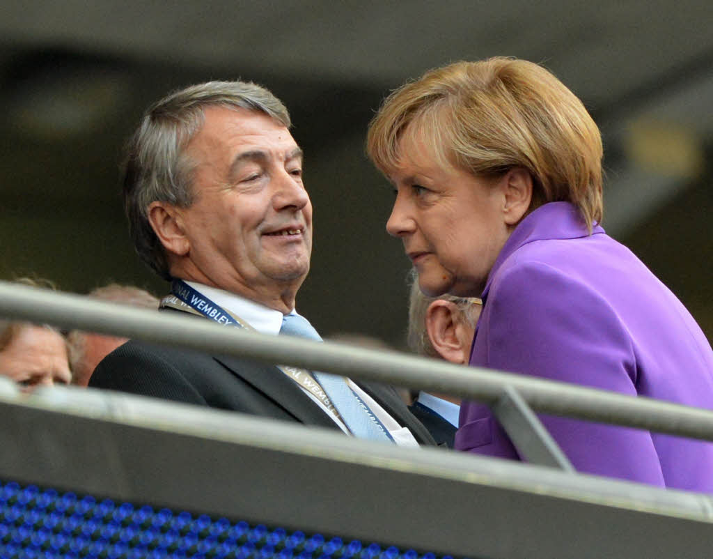 Zu wem Kanzlerin Angela Merkel (CDU) wohl hlt? „Deutschland gewinnt auf jeden Fall“, sagte sie diplomatisch vor dem Spiel.