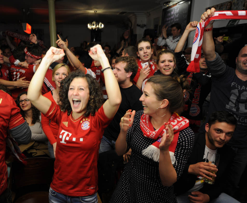 … sehr zur Freude der FC Bayern-Fans, hier an der Leopoldstrae in Mnchen