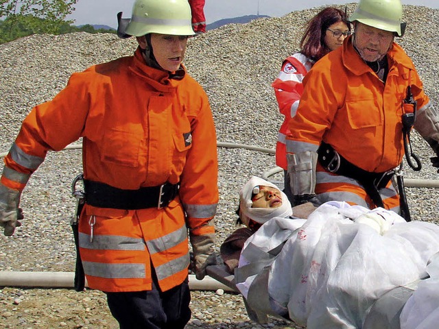 Nach der Erstversorgung wurden die Ver...mnnern zum Rettungsfahrzeug gebracht.  | Foto: Herbert Trogus