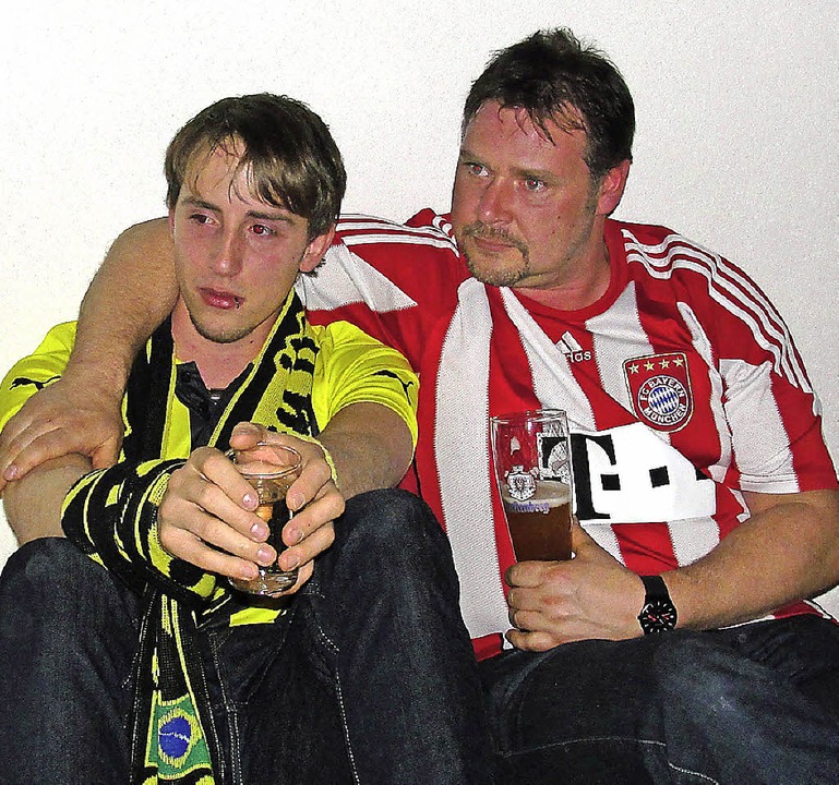 Nach dem Abpfiff waren sie wieder eine...nen eingefleischten Dortmund-Anhänger.  | Foto: Tina Hättich