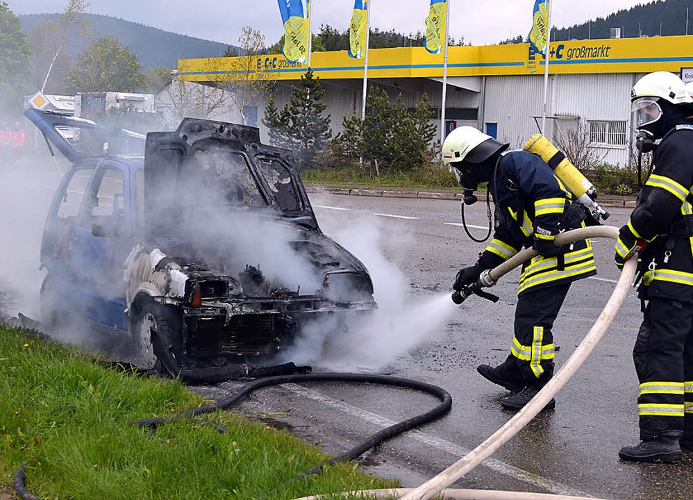Nur noch Schrott: Zwischen Neustadt un...ttag ein Kleinwagen in Brand geraten.   | Foto: Kamera24