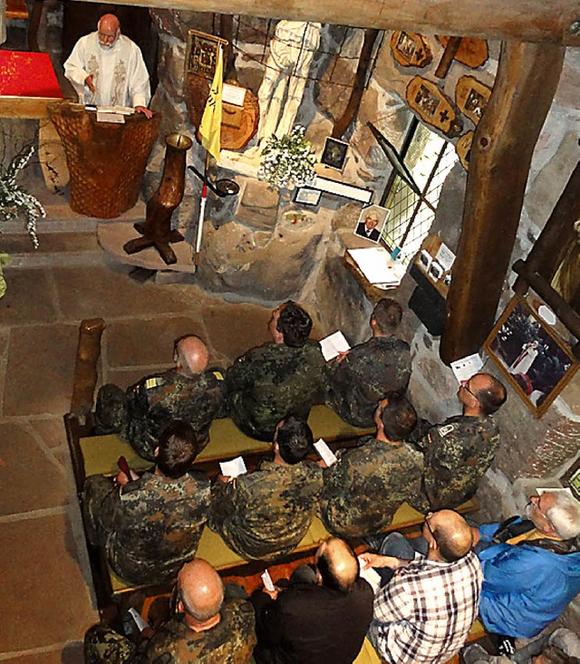 Angehrige der Reservistenkameradschaf...dacht in der Friedenskapelle Wallburg.  | Foto: Hort Baier