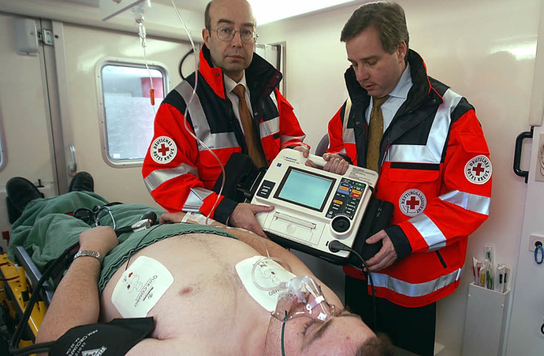 Defibrillatoren &#8211; hier im Einsat...ffenburger Hallen angeschafft werden.   | Foto: dpa