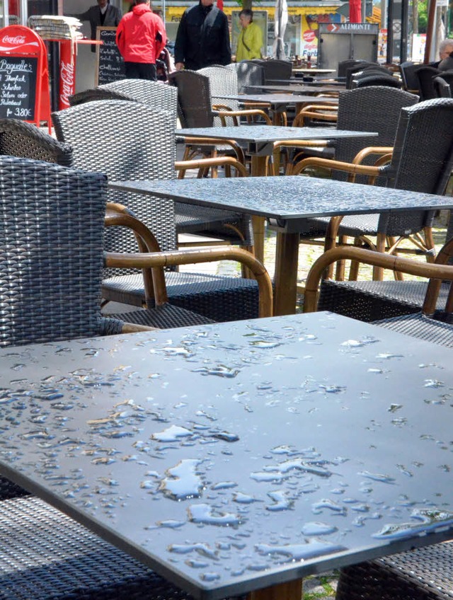 Wer setzt sich schon bei Regen ins Eiscaf?   | Foto: Luise Lauber