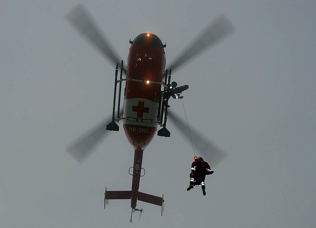 Mit der Seilwinde des Schweizer Rettun...er Verletzte aus der Doline geborgen.   | Foto: Kamera 24