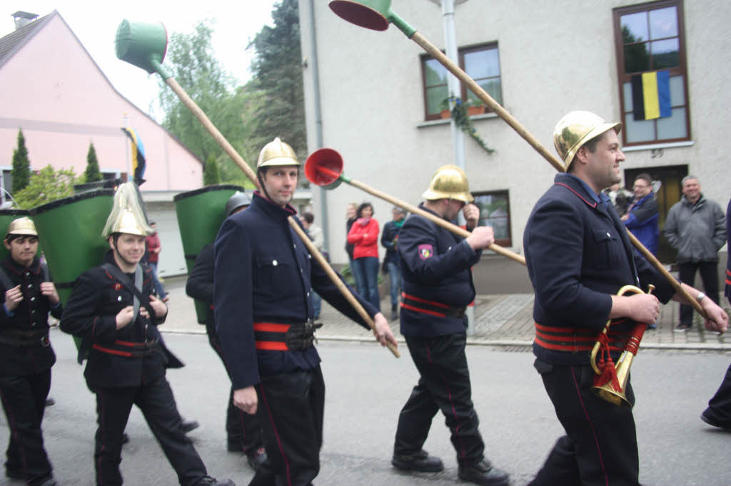 Mehr als 20 Blasmusikkapellen, Feuerwehrabteilungen und Trachtengruppen zogen beim Festumzug mit. Mehr als 20 Blasmusikkapellen, Feuerwehrabteilungen und Trachtengruppen zogen beim Festumzug mit.