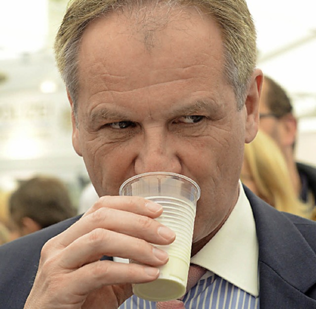 Innenminister Gall testet auf der Sdwest-Messe ein Glas Vollmilch.   | Foto: dpa