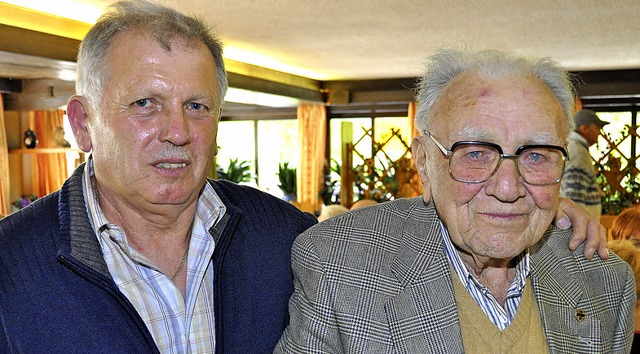 Albert Schuble (93) ist seit 50 Jahre...Spitz gratulierte dem treuen Mitglied.  | Foto: Kirsten Lux