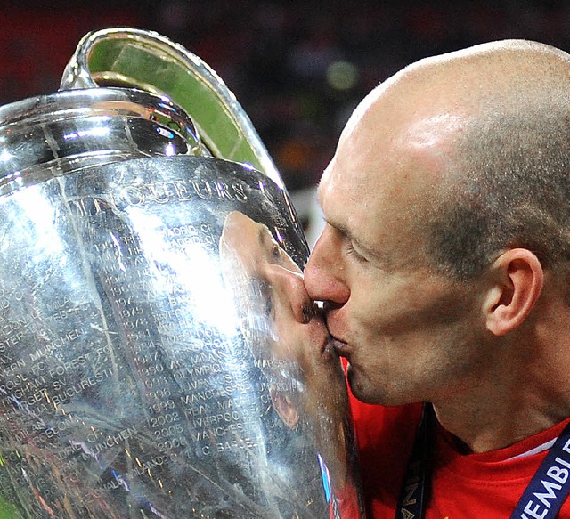 Happyend einer lange  unerfllten Liebe: Der Cup und sein Gewinner  Robben   | Foto: DPA