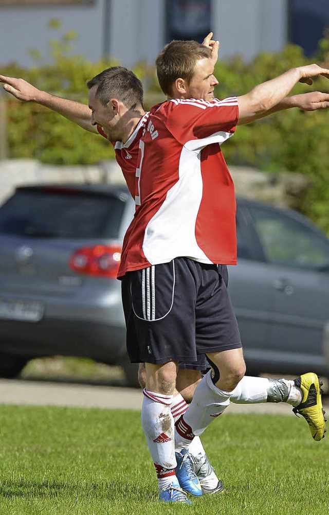 Tnzelnde Sieger: Max Hog vom SV St. M...t das 3:1 mit Florian Saier (rechts).   | Foto: seeger