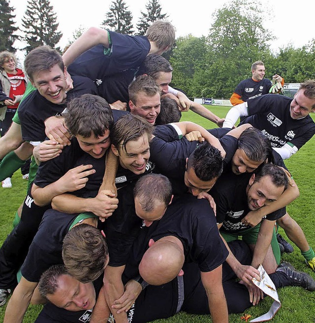 Jubeltraube: Die Spieler der DJK Villi...ukirch ausgelassen den Meistertitel.    | Foto: reinhardt