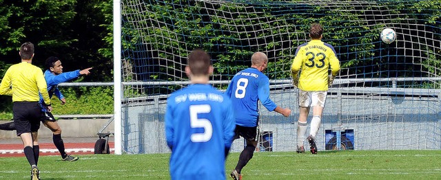 Da zappelt der Ball im Netz: Der Weile....) erzielt gegen Stadelhofen das 4:2.   | Foto: Schn