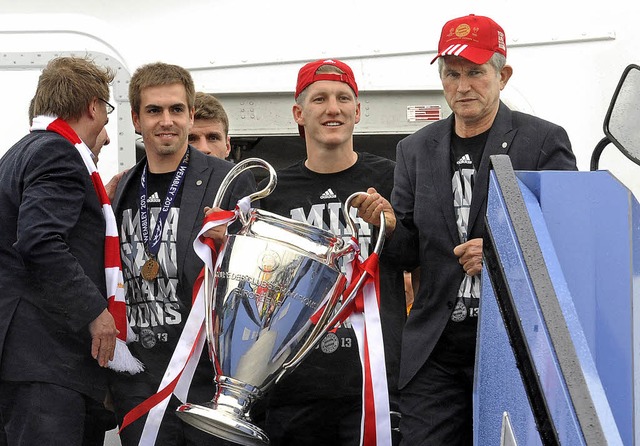 Glcklich, aber auch erkennbar mde: P...in Mnchen das Flugzeug mit dem Pokal.  | Foto: afp