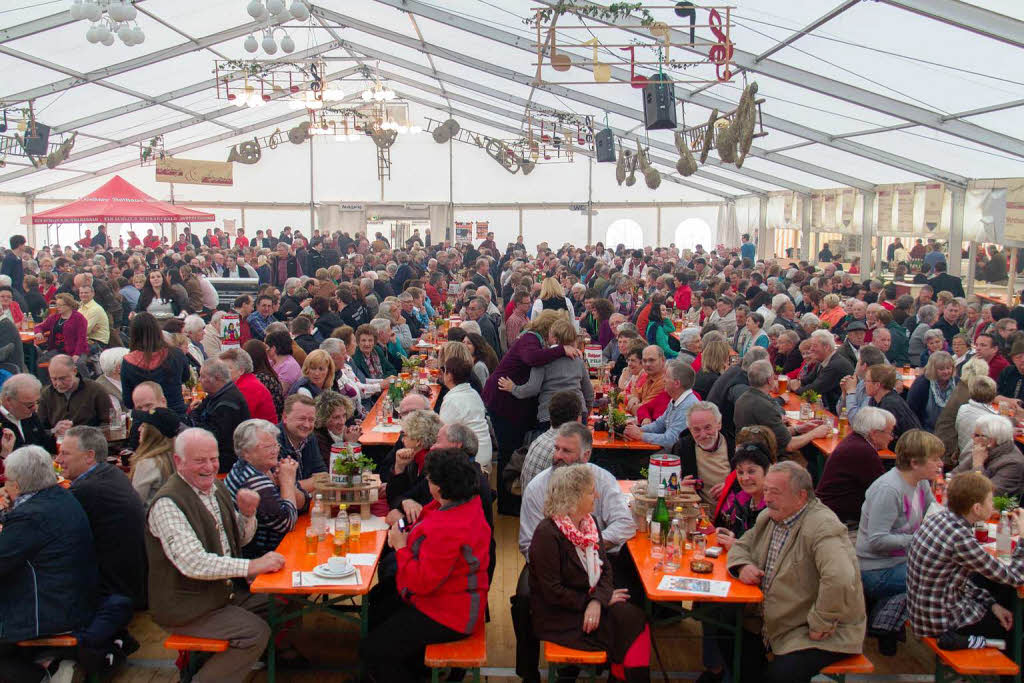 Rund 1200 Konzertbesucher im Festzelt waren von Ernst Hutter und den Egerlndern begeistert