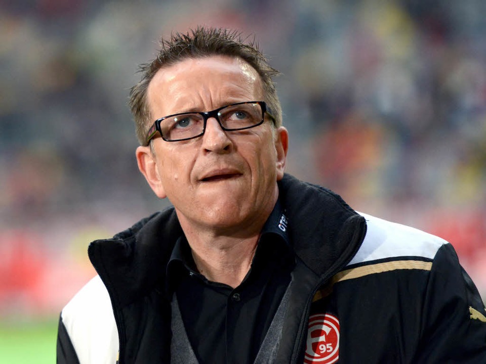 Nach dem Abstieg aus der Bundesliga ha...seinem Trainer Norbert Meier getrennt.  | Foto: dpa