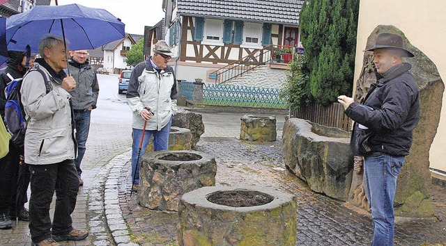 Statt durchs Gelnde fhrte Ralf Oberg...s  zu historischen Orten der Gemeinde.  | Foto: Schimanski
