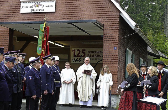 Segen fr das sanierte Feuerwehrhaus i...iwald sprach Pfarrer Eugen Storm aus.   | Foto: Ute Aschendorf