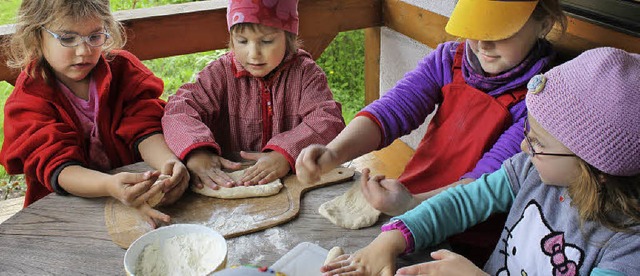 Mit groem Eifer bereiten die Knirpse der Flohkiste ihre Pizza vor.   | Foto: Martha Weishaar