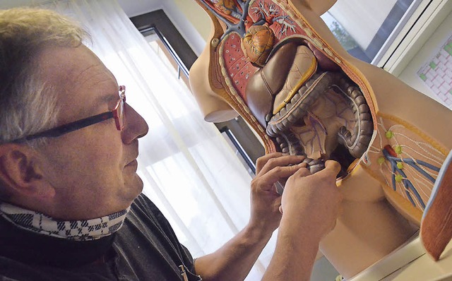 Dr. Tobias Berberich erlutert Erkrankungen des Darms  | Foto: Ruda