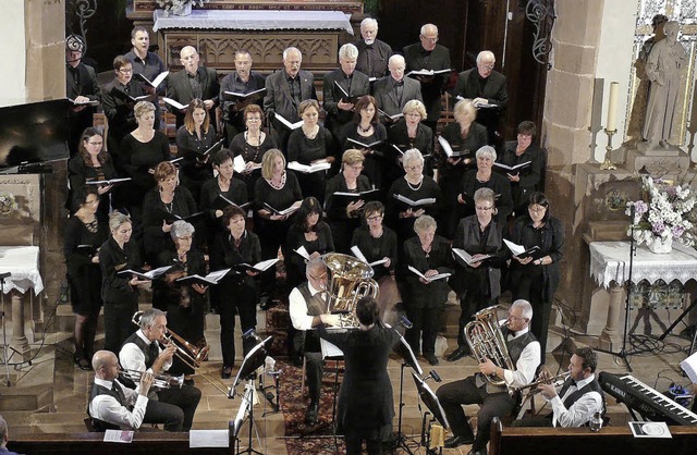 Die Kirchenchre aus Wasenweiler und W...n ein Konzert in der Watwiller Kirche.  | Foto: christine Weirich