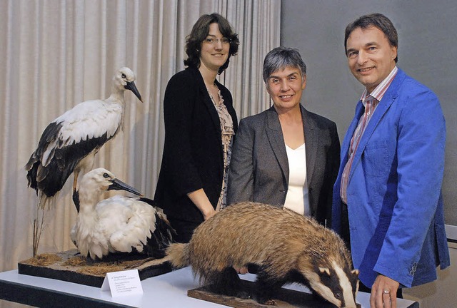 Johanna Prinz (links), zusammen mit Anne Junk und Musseumsleiter Wolfgang Gall   | Foto: gertrude siefke