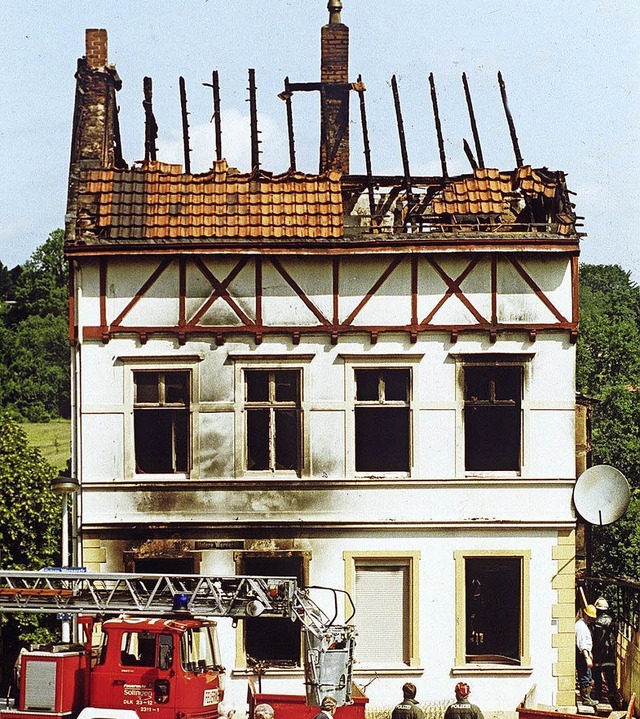 Das ausgebrannte Haus in Solingen, die Tter zeigen heute noch keine Reue.  | Foto: dpa