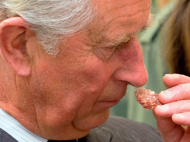 Prinz Charles mit nachhaltigen Fleischwaren.  | Foto: dpa