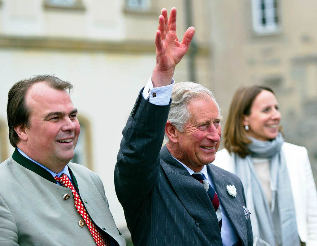 Prinz Charles (Mitte) zwischen dem Schlossherrn Philipp Frst zu Hohenlohe-Langenburg und dessen Frau Saskia.