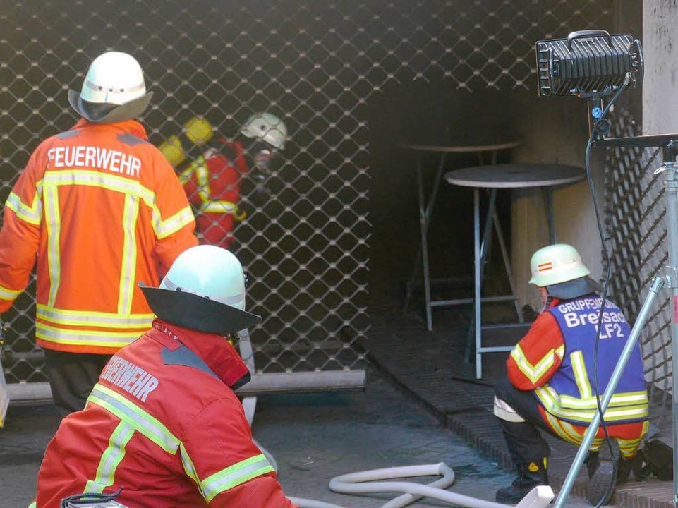 Die Feuerwehr Breisach whrend des Einsatzes in der Tiefgarage des Hotels.  | Foto: Kamera24tv. Martin Ganz