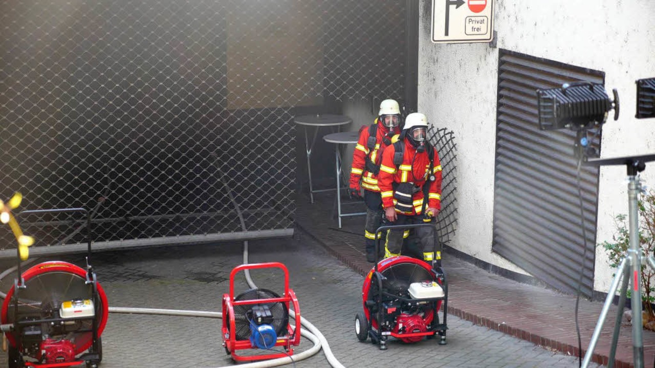 Die Feuerwehr Breisach setzte Lfter e... Rauch aus der Tiefgarage zu bekommen.  | Foto: Kamera24tv. Martin Ganz