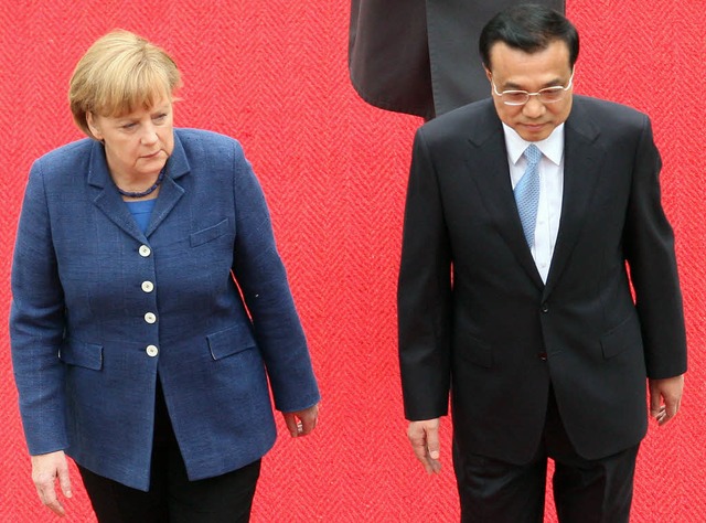 Roter Teppich, ernste Mienen: Li Kequi... Merkel haben Wichtiges zu besprechen.  | Foto: AFP