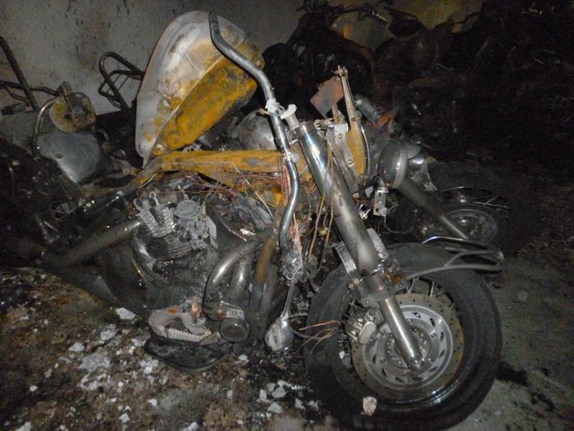 Nur noch Schrott: Die in der Tiefgarage verbrannten Motorrder  | Foto: privat