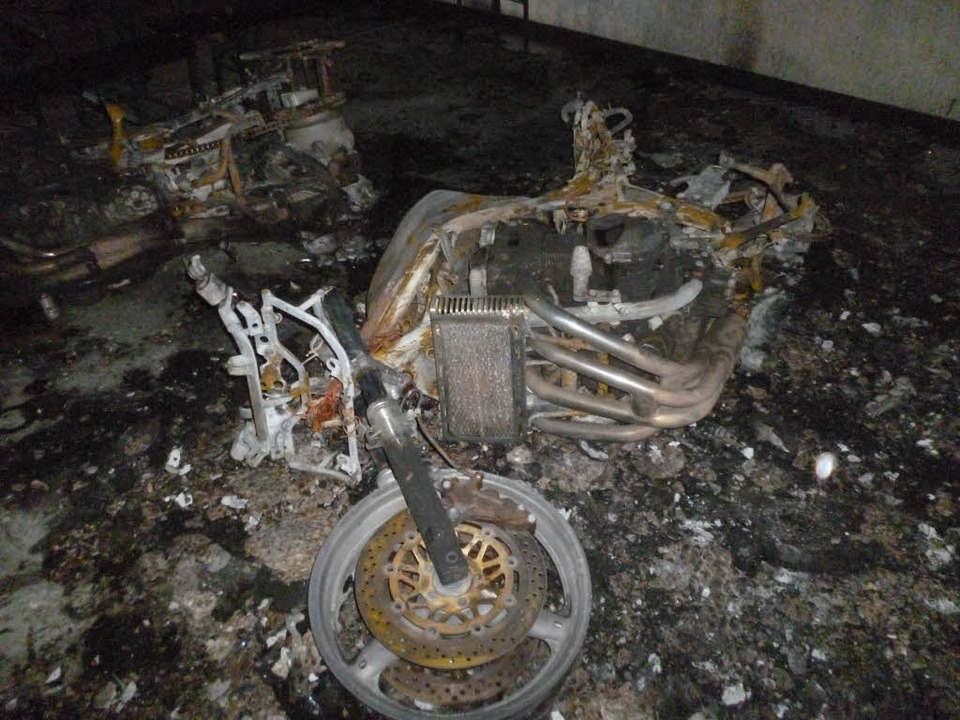 Nur noch Schrott: Die in der Tiefgarage verbrannten Motorräder  | Foto: privat