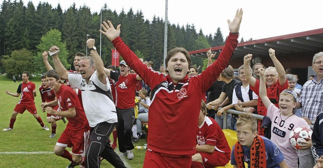 Den Sieg feiern wollen die Knigsfelde... Fuball-Bezirks Schwarzwald stehen.    | Foto: reinhardt