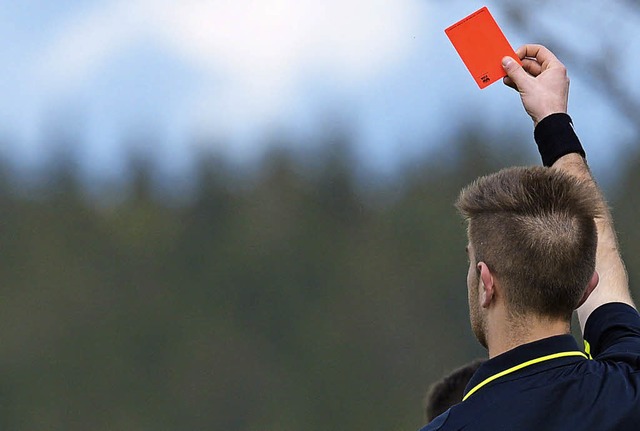 Der Schiedsrichter ist als Regelhter ...imatives Stoppsignal: die Rote Karte.   | Foto: patrick seeger