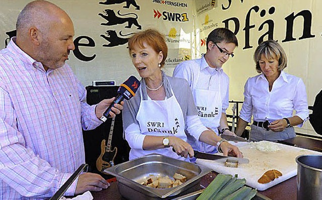 Schau-Kochen mit Promis (links) oder e...WR1-Pfnnle&#8220; lockt Genieer an.   | Foto: Archivfotos: Eggstein/Barthmes
