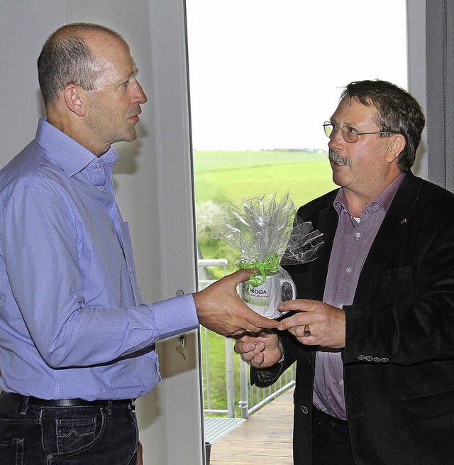 Brgermeister Reiner Lippmann  aus der...mtskollegen ein kleines Gastgeschenk.   | Foto: Wilfried Dieckmann