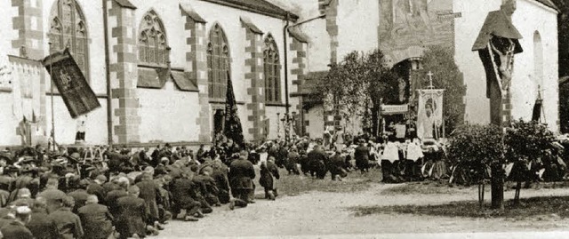 Blick in die Vergangenheit: Die Fronle... Prozession auf dem alten Kirchplatz.   | Foto: privat/Ringwald/Bury