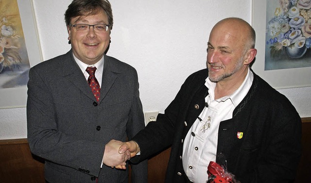Herbert Ngele (rechts) gratuliert Car...Amt des Kreisverbandsvorsitzenden.      | Foto: Hrvoje Miloslavic