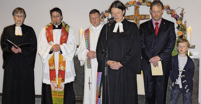 Mit Pfarrerin Wibke Klomp (Dritte von ...Klomp und Sohn Christof die Frbitten.  | Foto: Eberhard Wei