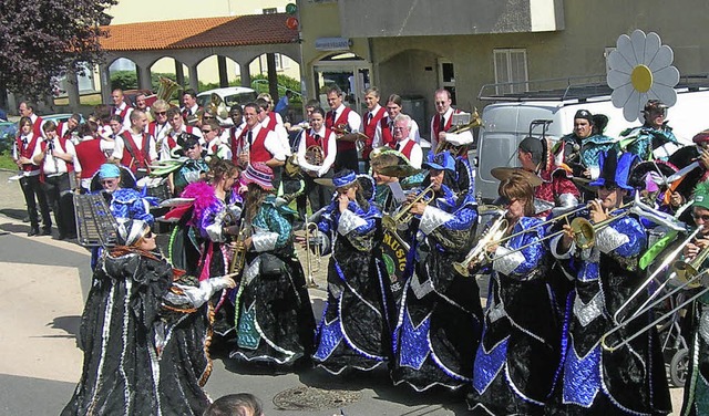 Mai 2006: Die Buchholzer Musik in rote...einer rtlichen Musikgruppe empfangen.  | Foto: Privat